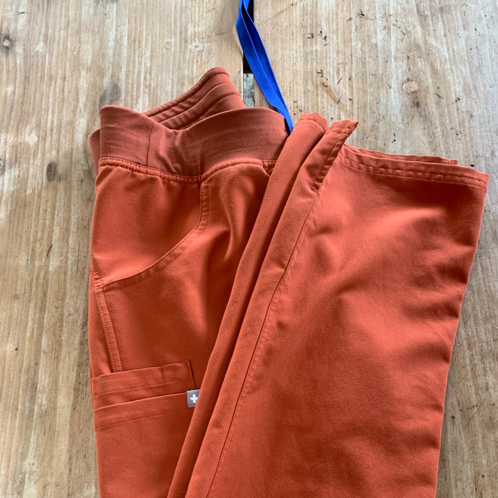 Figs small High Waisted Kade Cargo Scrub Pants.